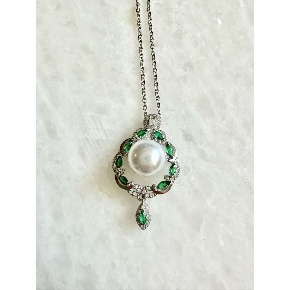 Tear drop cubic zirconia pearl pendant necklace with emerald green accents